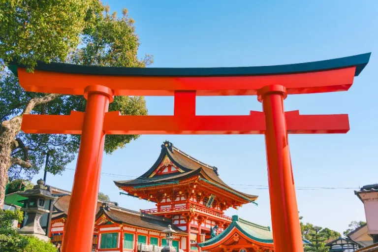 Fushimi-Inari-Taisha-Ngoi-Den-Ngan-Cong-Torii-Bieu-Tuong-Cua-Kyoto